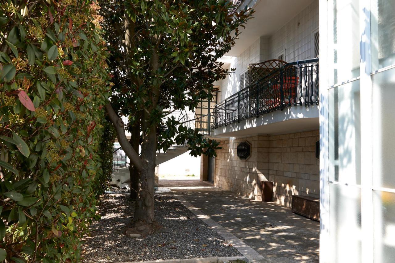 Il Giardino Di Flora Con Piscina Hotel Lecce Bagian luar foto