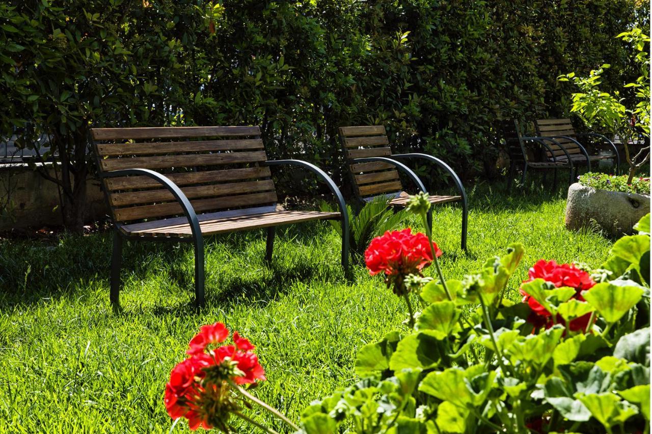 Il Giardino Di Flora Con Piscina Hotel Lecce Bagian luar foto