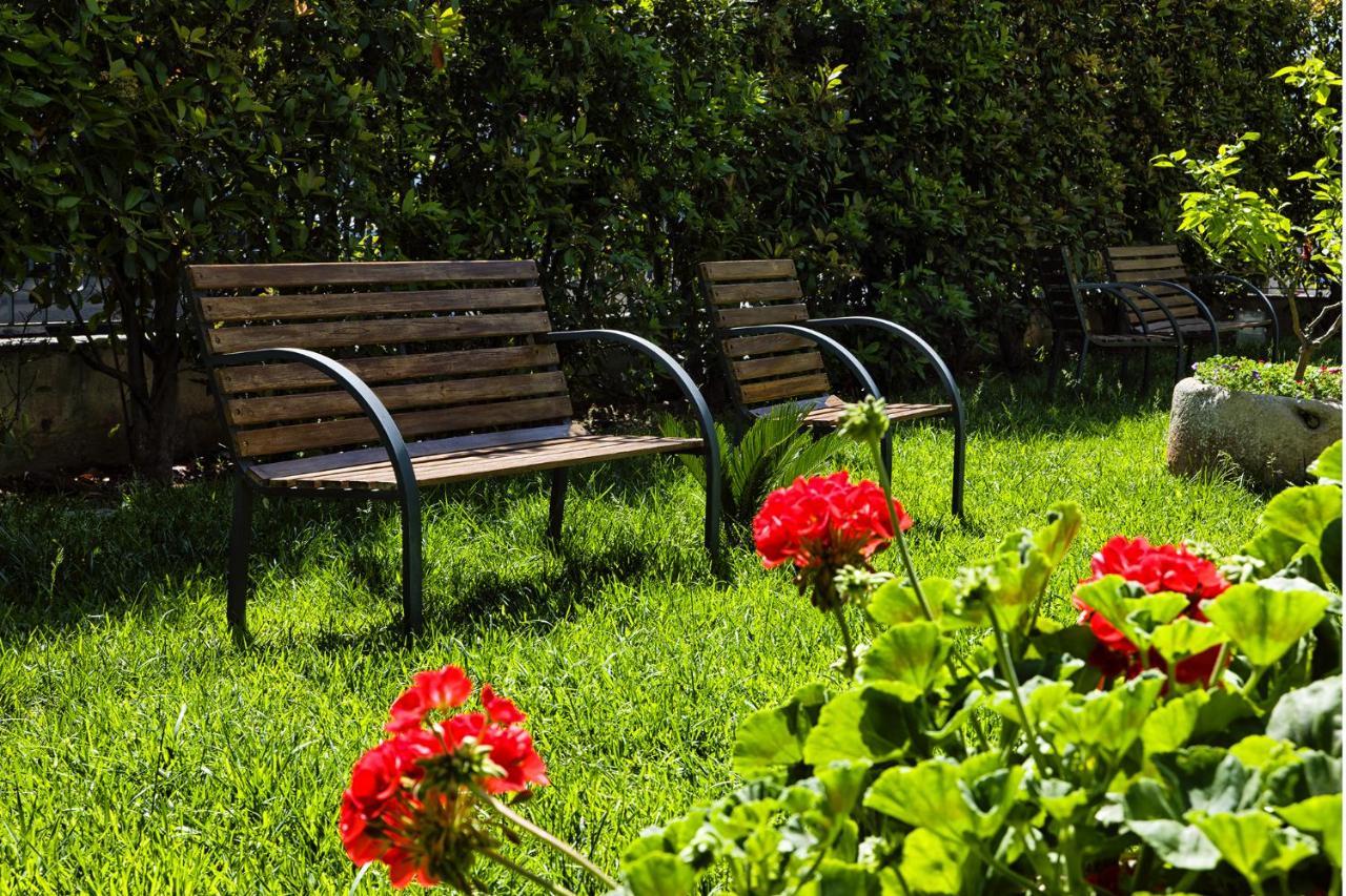 Il Giardino Di Flora - Piscina & Jacuzzi Hotel Lecce Bagian luar foto