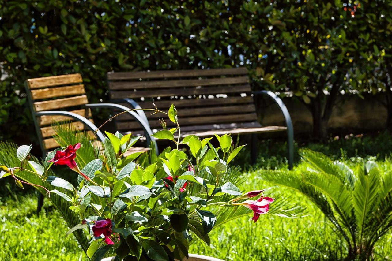 Il Giardino Di Flora - Piscina & Jacuzzi Hotel Lecce Bagian luar foto