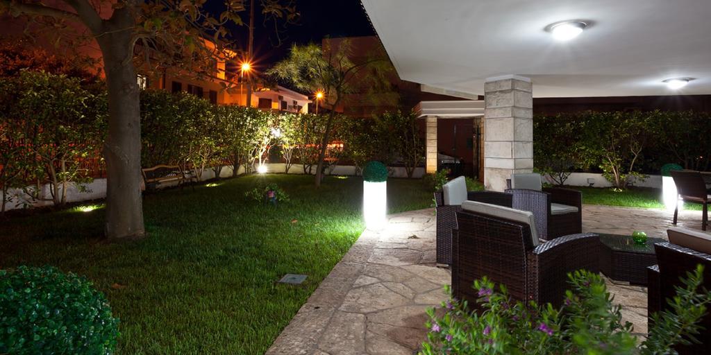 Il Giardino Di Flora Con Piscina Hotel Lecce Bagian luar foto